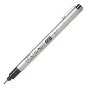 A single 0,7mm Copic SP Refillable Multiliner is shown diagonally across the center of the frame. The liners lid is off the nib and placed at the back of the liner, so you can see the size of the nib. The liner has a metallic silver barrel with the Copic Logo and nib size printed on the barrel. On a white background.